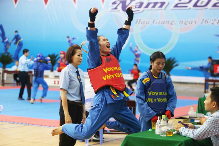 Vòng Thị Kim Ngà (Đồng Nai) ăn mừng khi giành HCV hạng cân 51Kg nữ nhóm 19-21 tuổi 