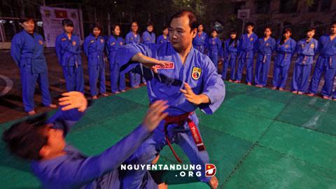Ông Lê Hải Bình vẫn đến dạy võ cho sinh viên nếu không đi công tác.