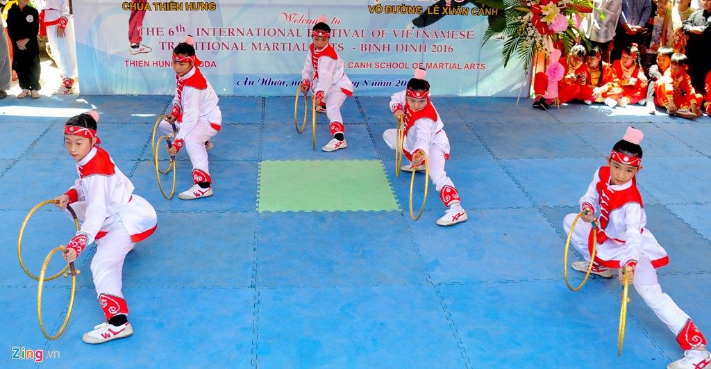 Các võ sinh Khánh Hòa trong trang phục rực rỡ sắc màu trình diễn kỹ thuật múa vòng tạo không khí giao lưu võ cổ truyền Việt Nam sinh động. 