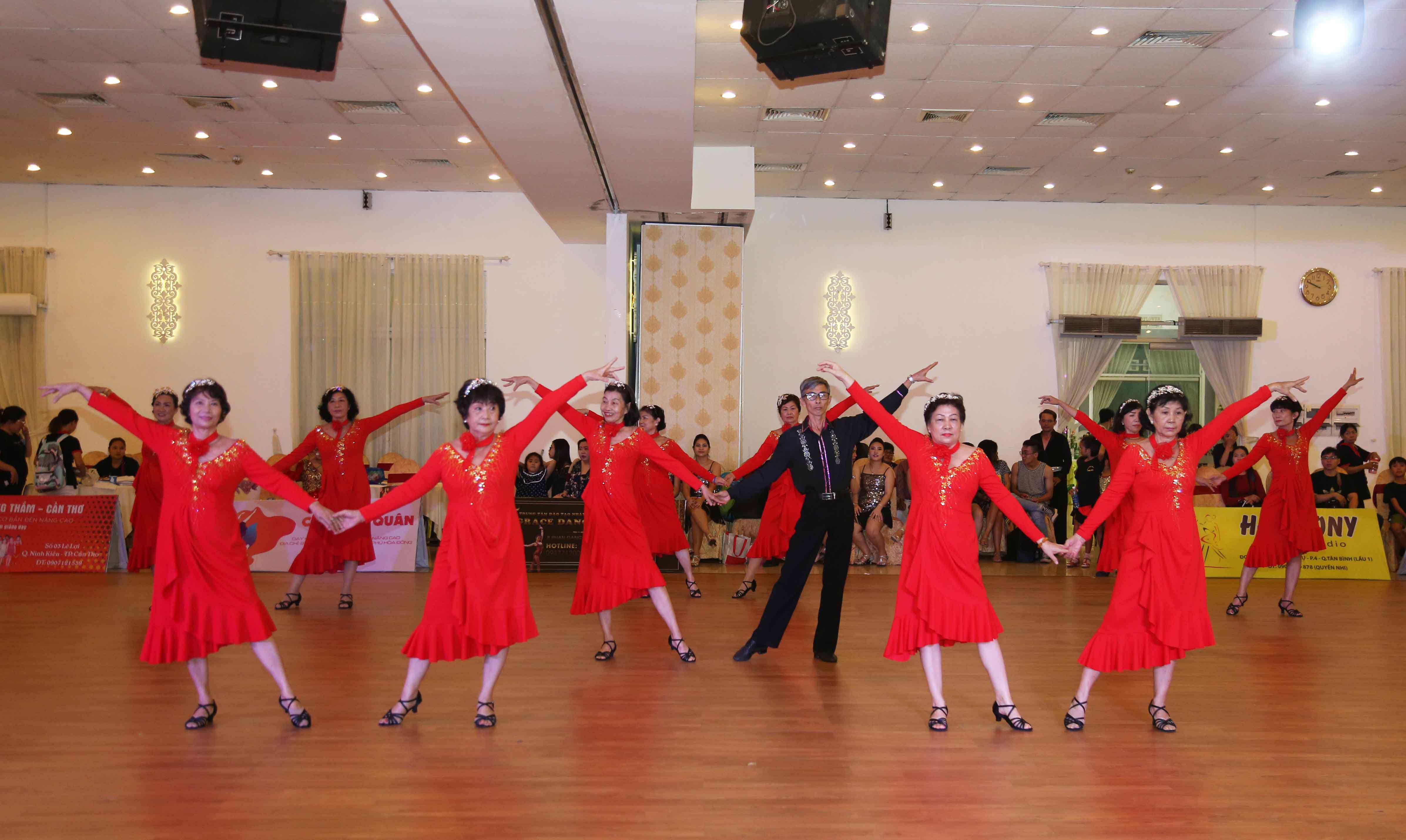Hình ảnh: Gần 300 VĐV tham dự Giải khiêu vũ thể thao Cúp Grace Dance Mở Rộng số 5