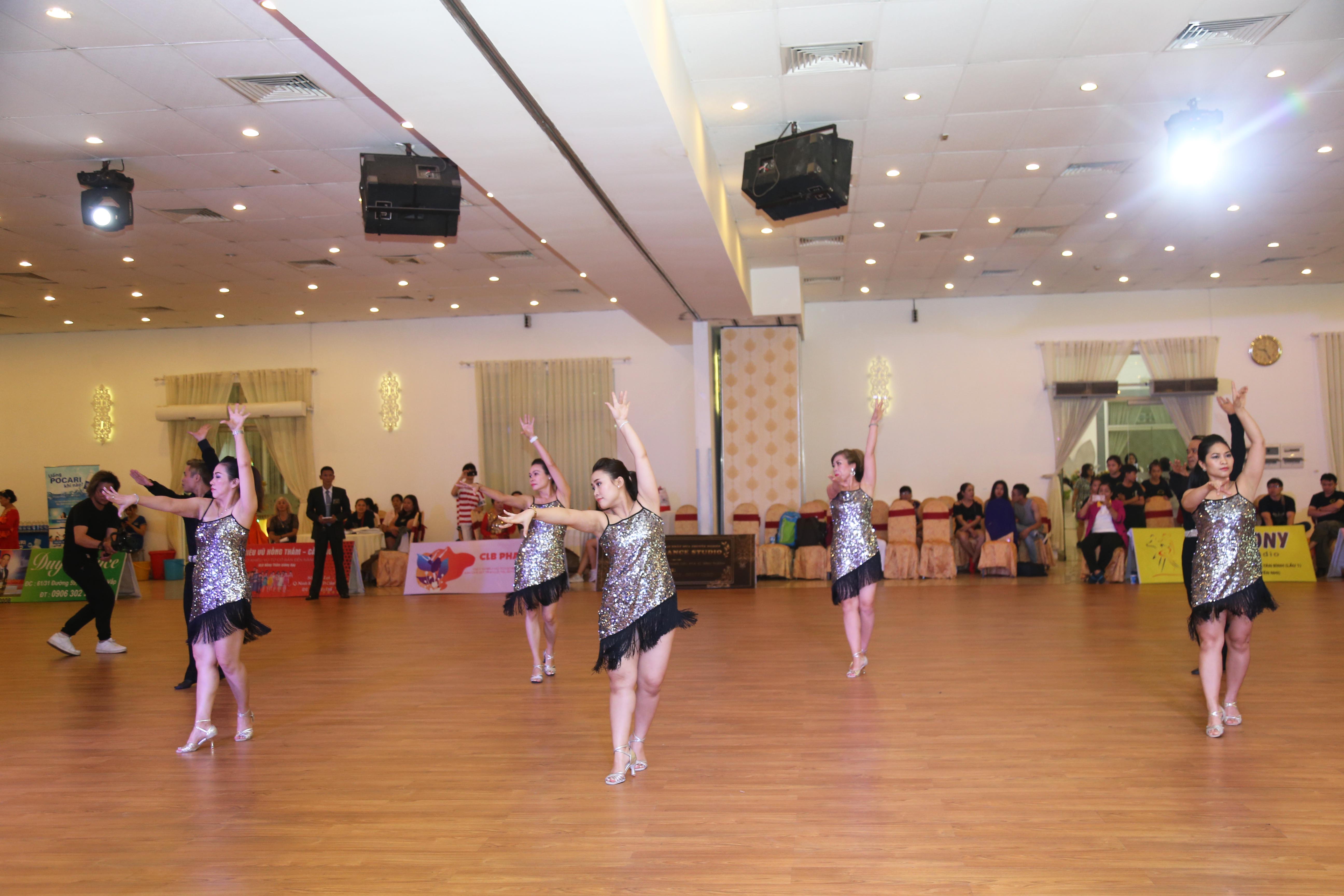 Hình ảnh: Gần 300 VĐV tham dự Giải khiêu vũ thể thao Cúp Grace Dance Mở Rộng số 3