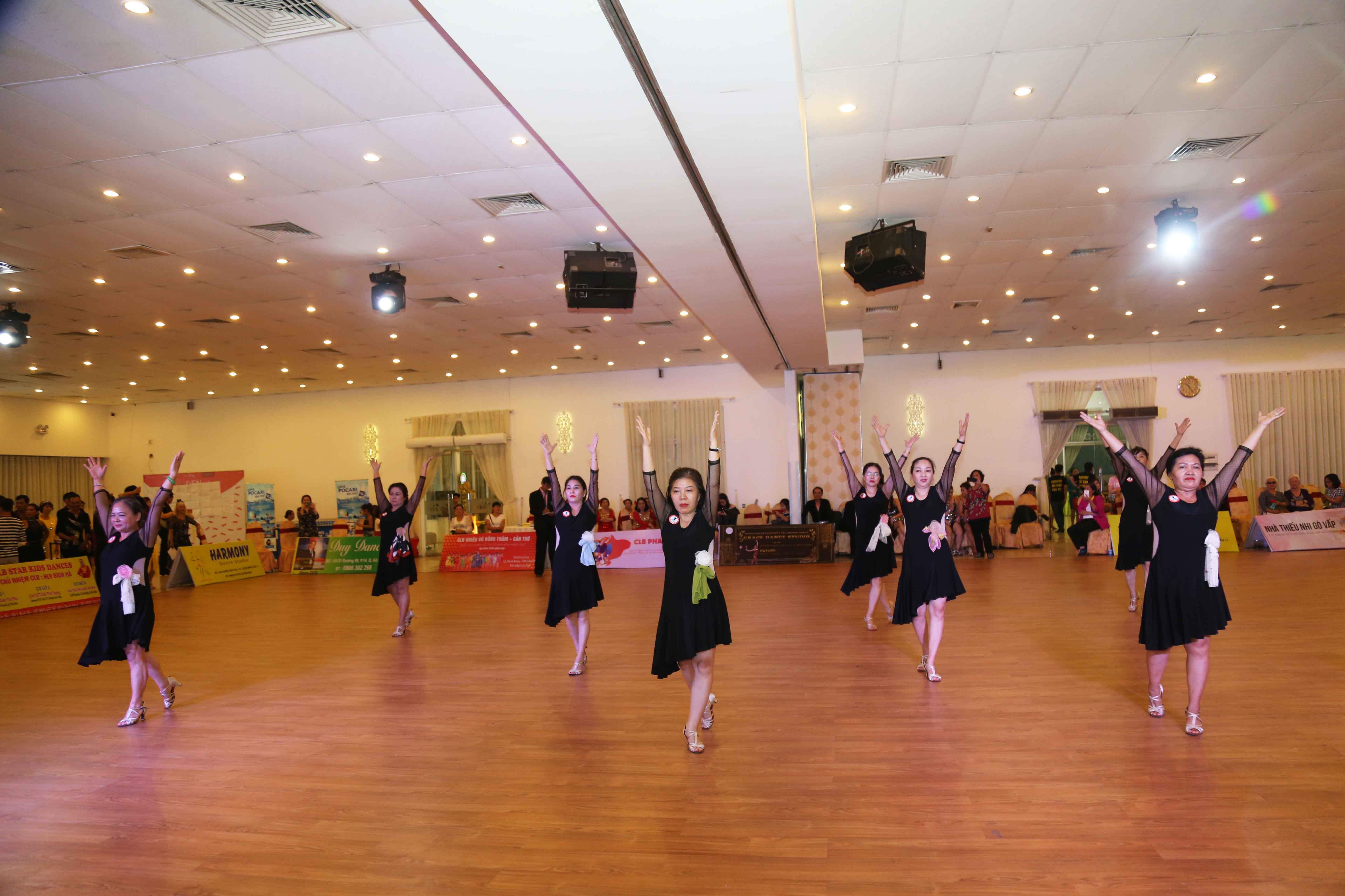 Hình ảnh: Gần 300 VĐV tham dự Giải khiêu vũ thể thao Cúp Grace Dance Mở Rộng số 6