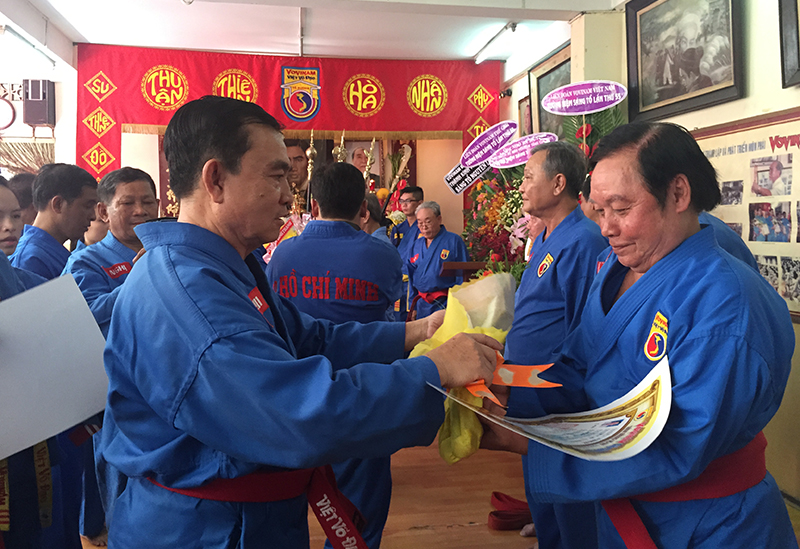VS Nguyễn Văn Sen trao bằng Hồng đai đệ tam cấp cho Võ sư Lư Hoàng Đức