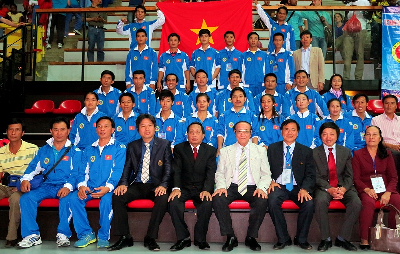 Lãnh đạo WVVF chụp hình với đội tuyển Vovinam Việt Nam 
