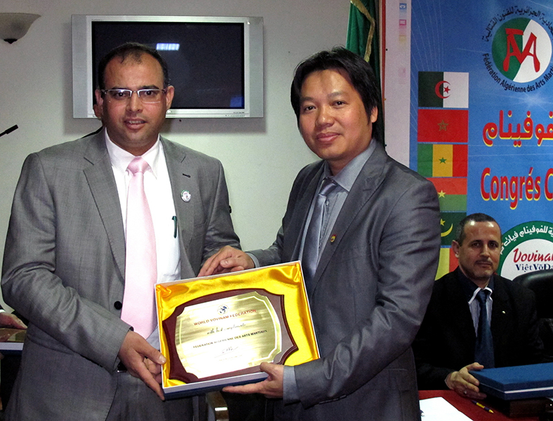 TS Võ Danh Hải - Tổng thư ký Liên đoàn Vovinam Thế giới (phải) cùng với ông Mohammad Djuadj - Chủ tịch Liên đoàn Vovinam Châu Phi tại Algeria năm 2012.