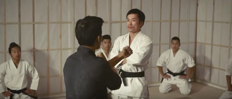 Trailer phim có một đoạn dài nói về việc nhân vật chính (cố võ sư Nguyễn Lộc) giao đấu, tập luyện và học hỏi từ các võ sinh Karate (không phù hợp với bối cảnh lịch sử)