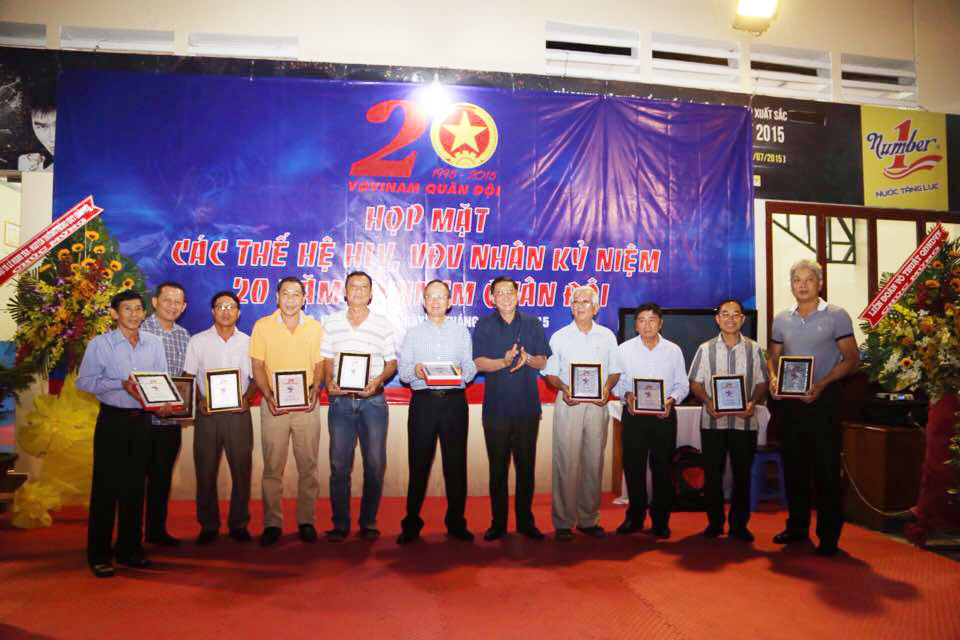 Thiếu tướng Võ Văn Cổ – Phó Tham mưu trưởng Bộ Tham mưu Quân khu 7 trao kỷ niệm chương tri ân những người có đóng góp cho sự phát triển của Vovinam Quân đội trong 20 năm qua