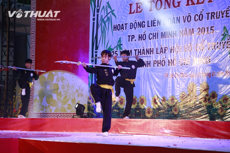 Các màn biểu diễn binh khí điêu luyện của các võ sĩ Võ cổ truyền