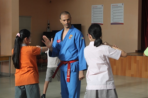 Le maître italien Vittorio Tho Cera apprend le Vovinam à des élèves de l’école internationale Singapour à Hô Chi Minh-Ville. Photo : CTV/CVN