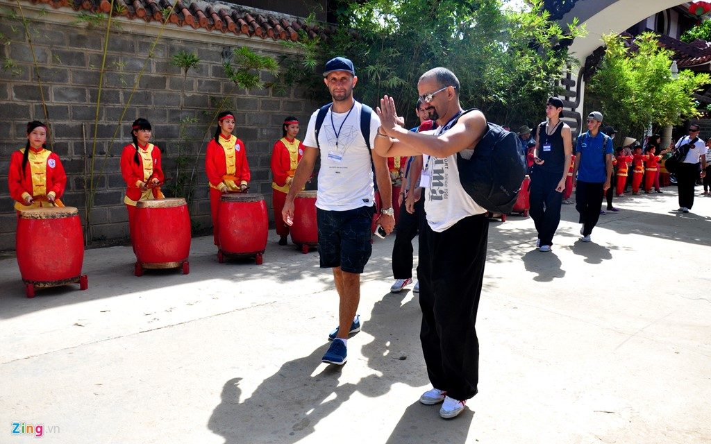 Võ sư quốc tế chào đáp lễ các môn sinh võ cổ truyền Bình Định đánh trống chào mừng các đoàn võ thuật đến chùa Thiên Hưng (Thị xã An Nhơn) giao lưu. 