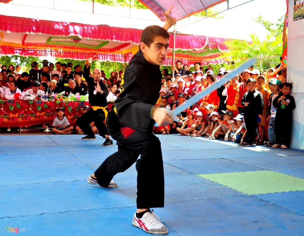 Võ sư, võ sinh thuộc môn phái Thanh long võ đạo (Algeria) múa kiếm võ cổ truyền Việt Nam ở chùa Thiên Hưng. 