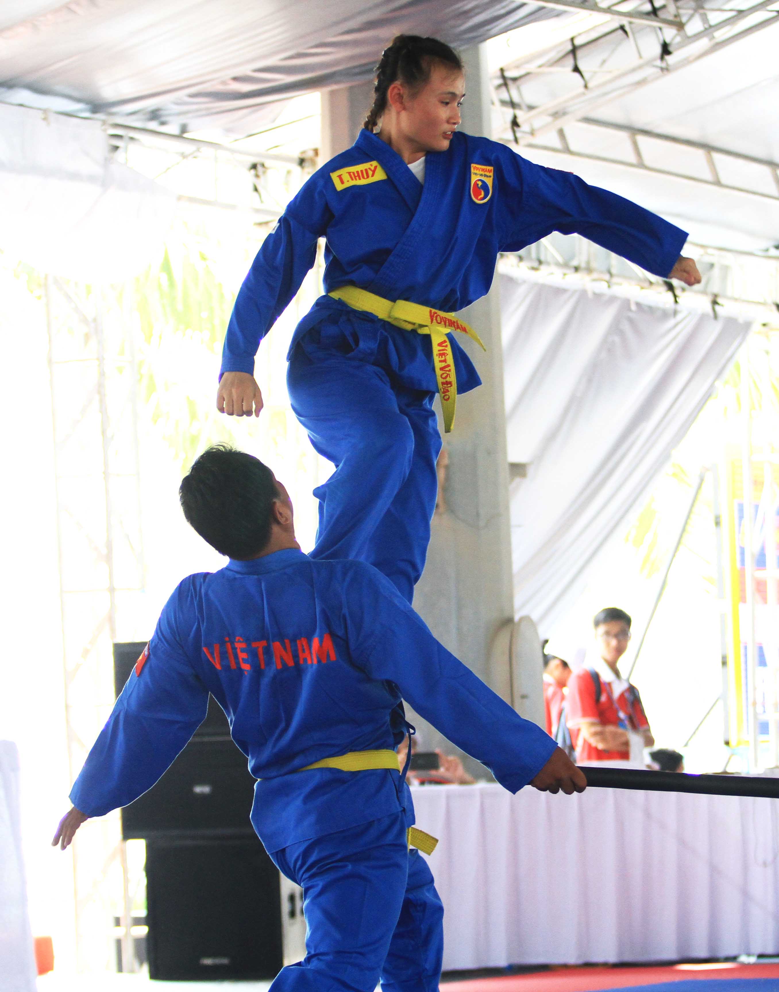Lê Thị Thủy và đồng đội ở nội dung đa luyện vũ khí nữ.