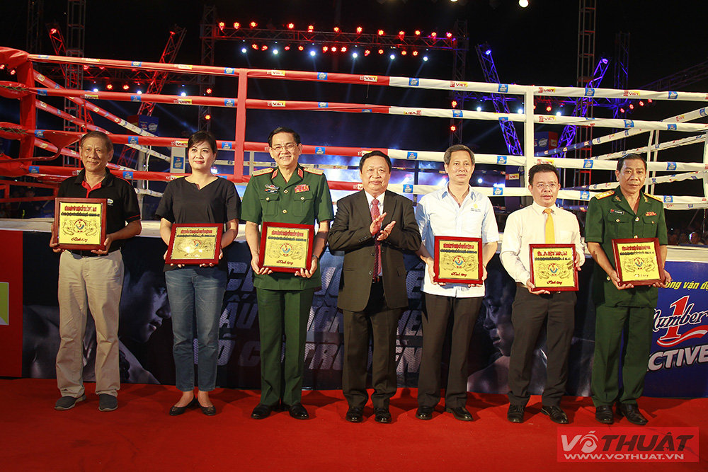 Đại võ sư Quốc tế Lê Kim Hòa trao kỷ niệm chương cho các thành viên trong BTC.