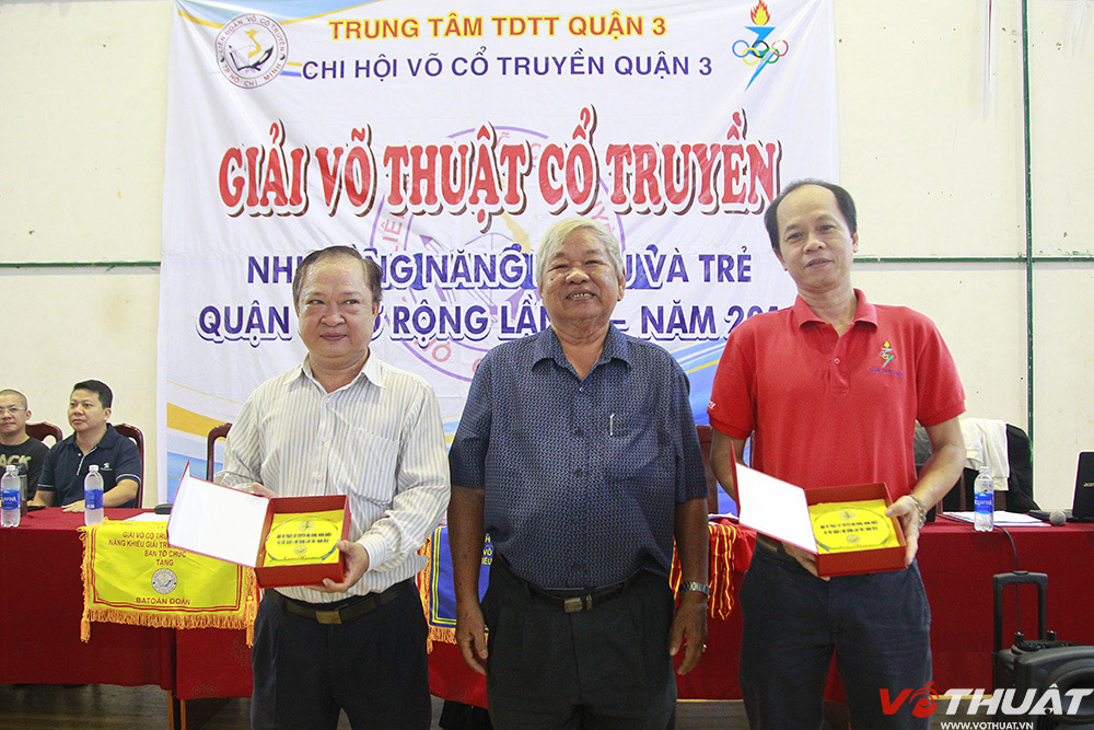 Đại diện TTTDTT Quận 3 nhận kỷ niệm chương từ LĐ VCT TP.HCM.