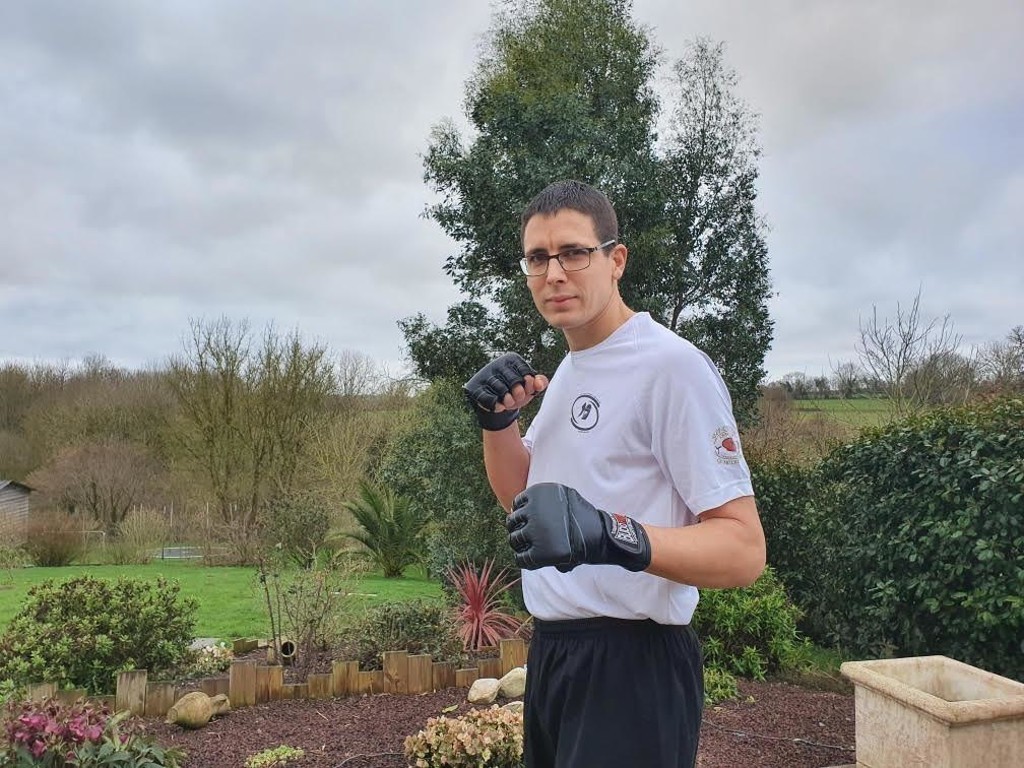 Anthony Berceau, maire de Balleroy-sur-Drôme, est passionné de sports de combat.